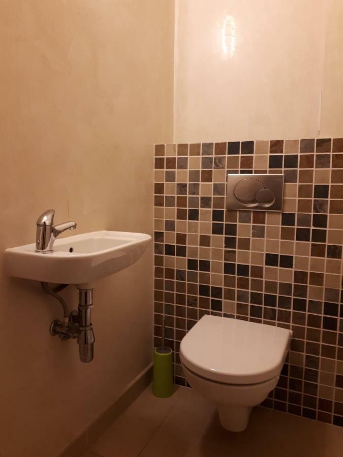 Utulny Apartman V Bratislava 15 Bagian luar foto